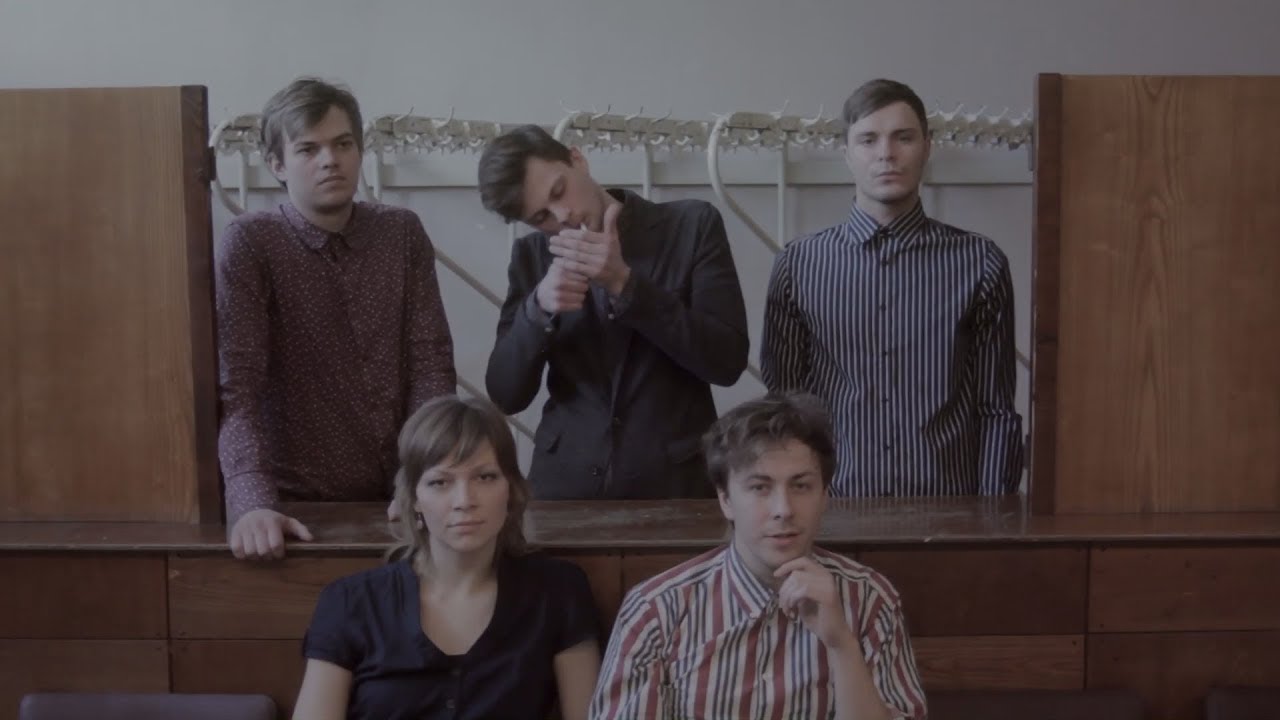 caur stiklu: Komjaunatne - Rīgas modes