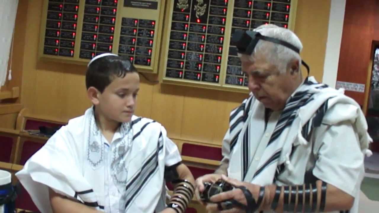 Первое наложение тфилин. Бар-мицва. - YouTube