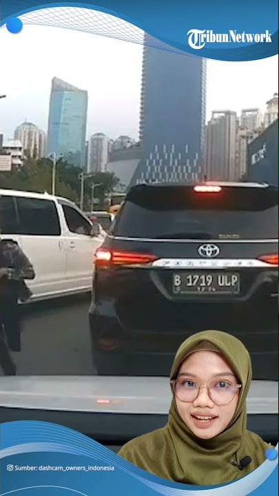 Begal Nekat Curi Spion Mobil di Tengah Keramaian Jalan