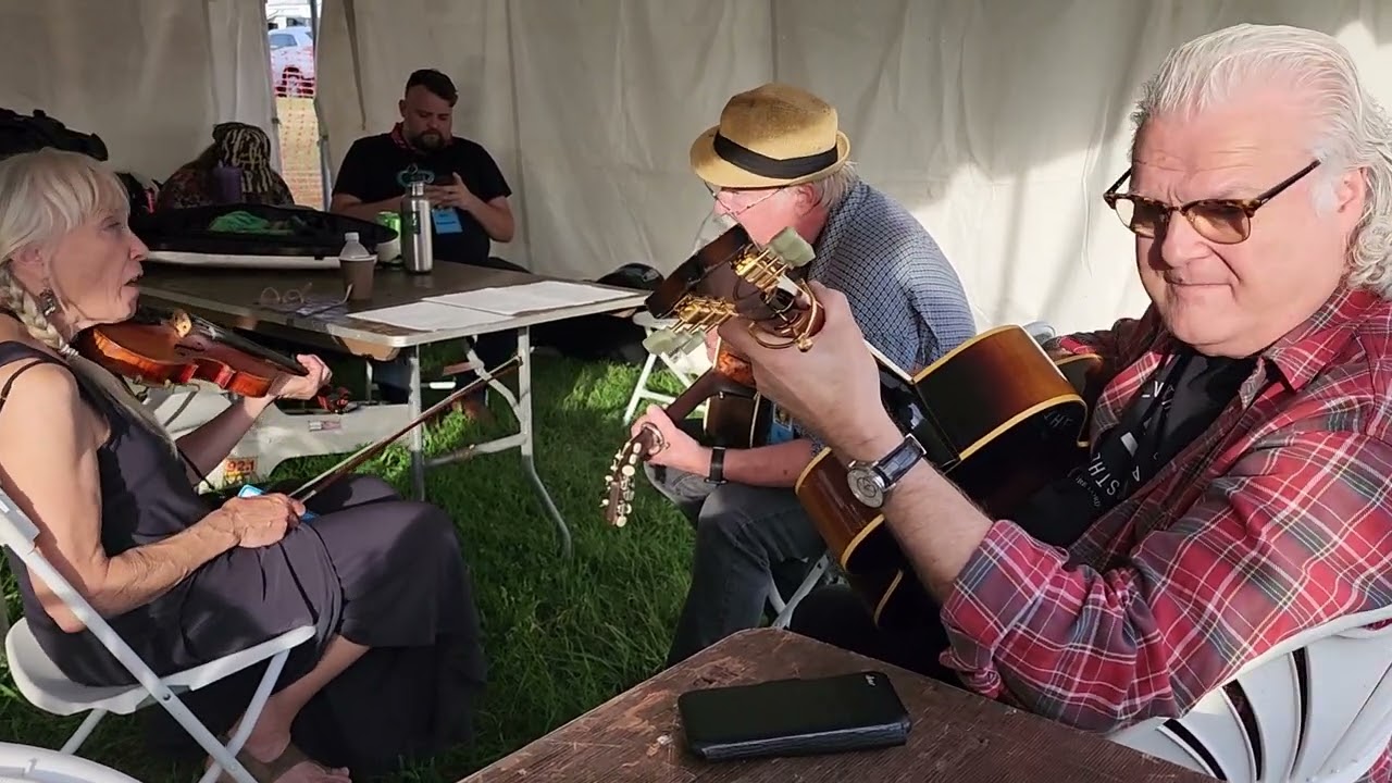 Laurie Lewis, Ricky Skaggs, Dudley Connell - Back To The Old Home