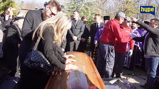 Suzana kisses the coffin! She said goodbye to Saša Popović for the last time!