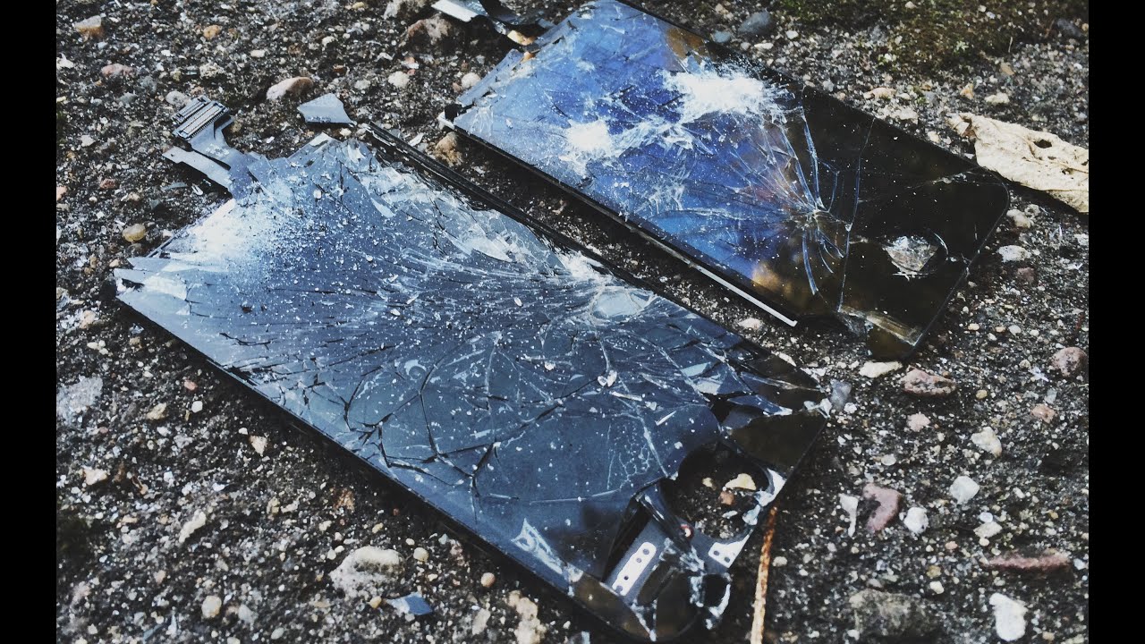 Включи разбит. Разбитый IPAD. Разбитый айфон. Разбитый в дребезги айфон. Разбитый Samsung Zfold.