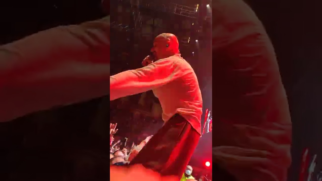 James Live Portugal - Come home - Tim Booth crowdsurfing