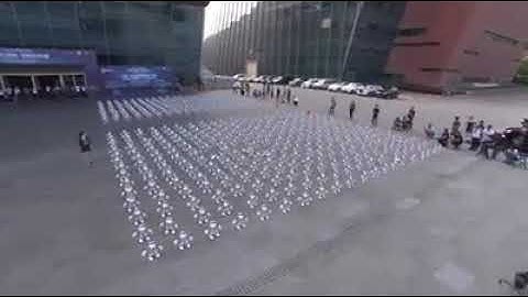 1069 Robots dancing simultaneously