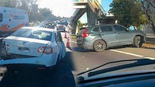 ¡INEXPLICABLE! Una mujer manejó marcha atrás en plena Panamericana y generó un violento choque