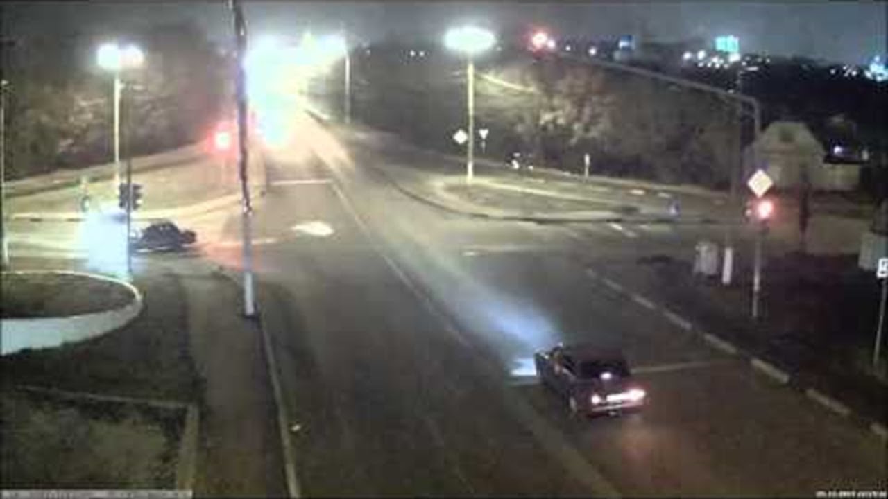 Russian Red Light Runner Causes Accident || ViralHog - YouTube