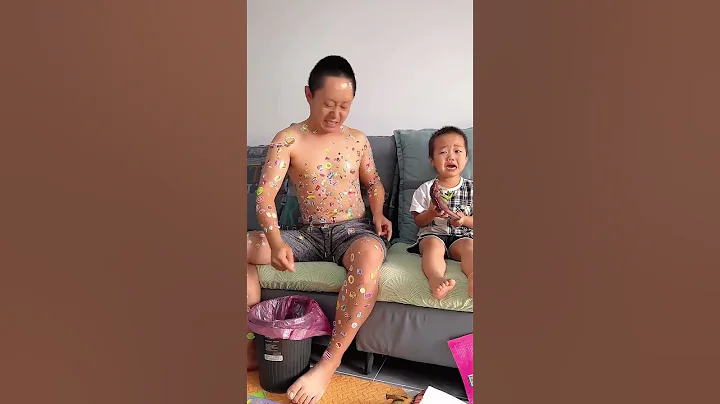 米寶趁爸爸睡覺，給他全身粘上貼畫#呆萌小米寶#萌娃#熊孩子 - 天天要聞