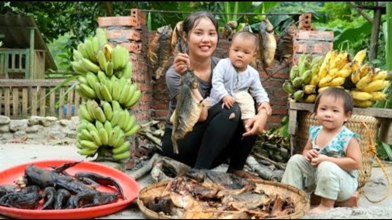 Single mother Harvest bananas and dried fish-bring them to the market ...