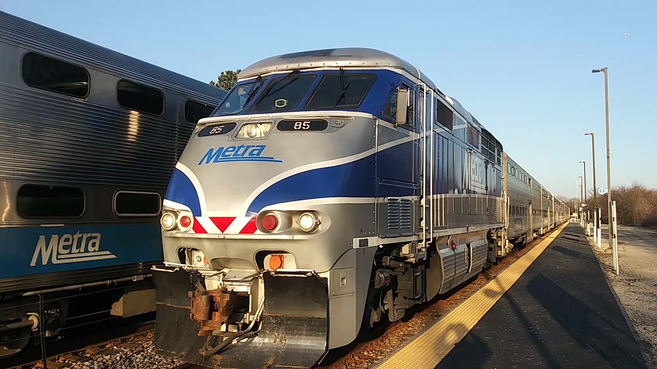 Metra F59PHI 85 arrives at Big Timber Rd. station in Elgin, Illinois