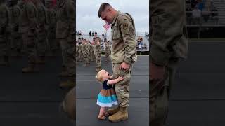 Daddy's Emotional Homecoming 🇺🇸🥹#USArmy #ArmyDad #AmericanFamily #MilitaryReunion #Shorts