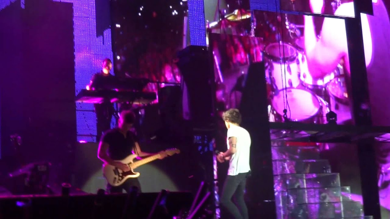 One Direction - Live While We're Young (Oberhausen 4/5/13)