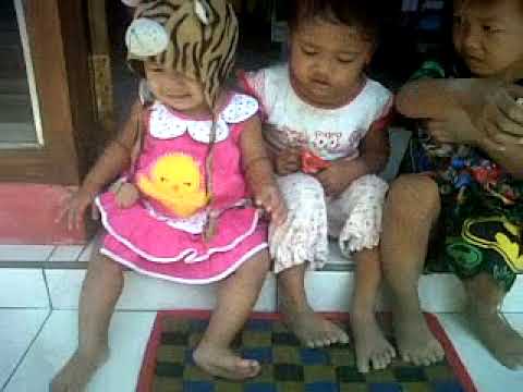 adek bayi nya lagi nangis bayi yang lain pada bingung 