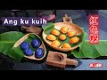 Traditional Ang ku kuih v Butterfly Blue Pea Rose Kuih 传统红龟粿 ,和蝴蝶豆花蓝玫瑰粿。