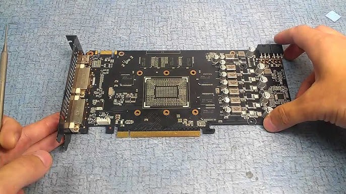 Veb-kamerada xususiy porno mutatsiya Bir yigit otkinchilarga jinsiy azosini korsatadi