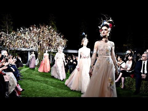На показ Chanel в Париже Яна Рудковская явилась в деревенском наряде