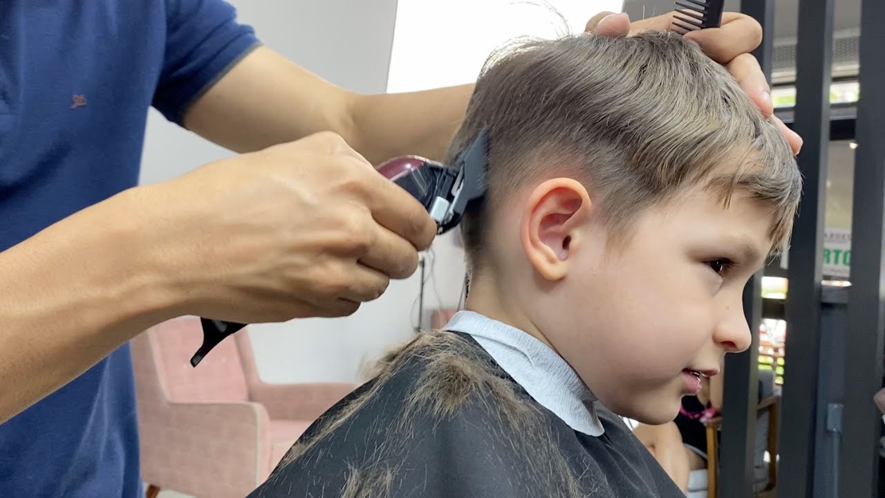 9 cortes de cabelo infantil masculino liso para o seu filho