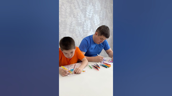 Mom showed her son how to fill felt-tip pens with paint using vegetables