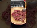 Macarrão com iscas de carne e creme com batata e bacon #receita #receitas