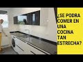 Cocina pequeña moderna blanca y negra con encimera de granito negro