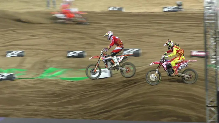 Jeffrey Herlings fights his way through the pack t...