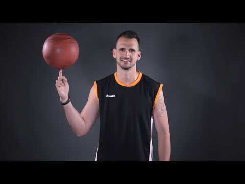 B+B Der Versicherungsmakler - Kinospot mit Basketballer Dirk Mädrich