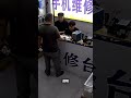 机をバンッ！大人が店でガチギレした結果… 日本なら即警察沙汰🚓 #トラブル #非常識