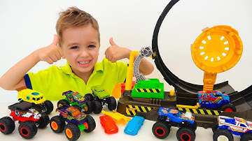 Nikita bermain dengan Hot Wheels Monster Truck