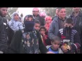 آلاف النازحين السوريين عالقون على