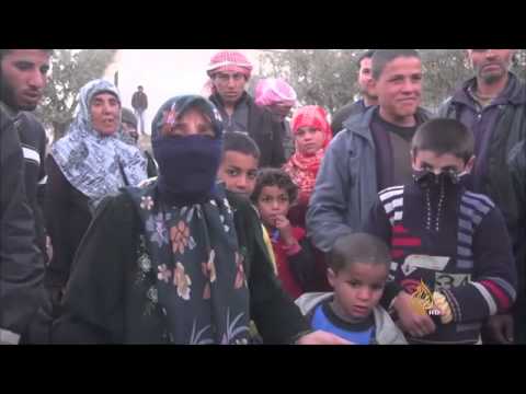 آلاف النازحين السوريين عالقون على الحدود السورية الأر