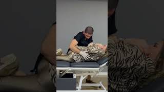 KULUNÇ KIRMA. BEL KÜTLETME. BEL FITIĞI EGZERSİZLERİ. CHIROPRACTIC. MANUEL TERAPİ. KAYROPRAKTİK ASMR. Resimi