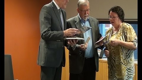 Overhandiging boek over Poolse oorlogsvlieger aan burgemeester P. Zoon
