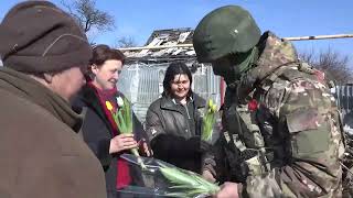 Наши военные поздравили женщин Авдеевки с 8 Марта и передали подарки🇷🇺🫡