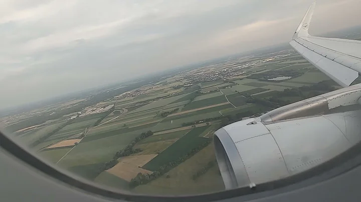 Lufthansa Airbus A320 landing into Munich airport