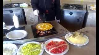 Вкусный омлет с сыром и овощами - помидорами или перцем Вкусный омлет с сыром и овощами - помидорами или перцем