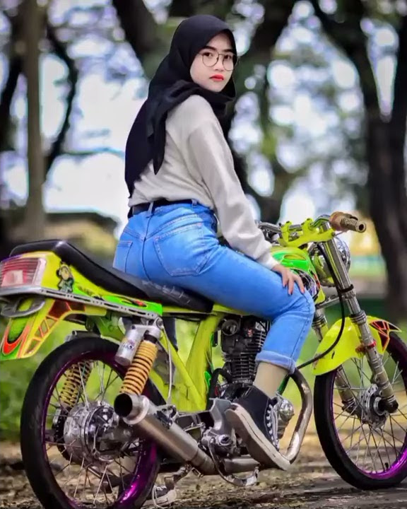 cewek cantik naik motor. gl