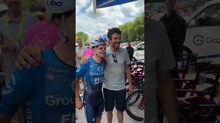 Un éleveur franc-comtois pose avec Clément Braz Afonso. #ThibautPinot  #TDF2026 #Cycling