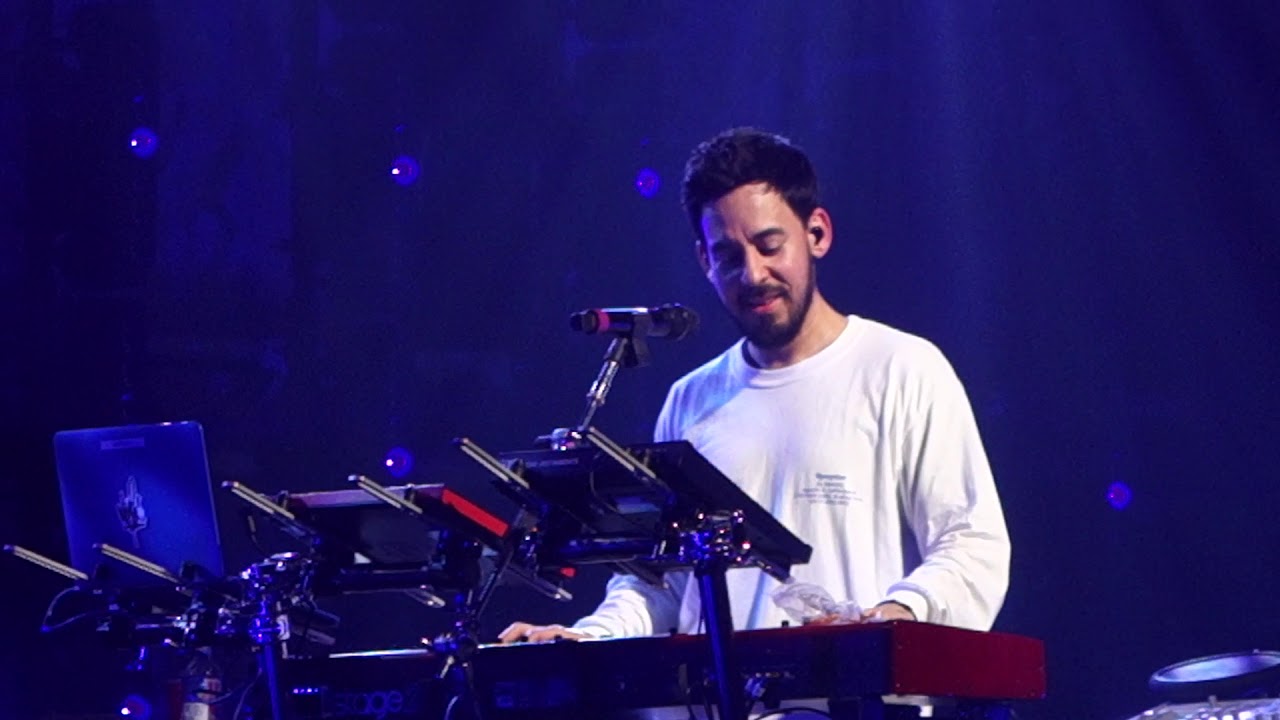 Linkin Park のマイク・シノダがキーボードで「Numb」を演奏し、観客