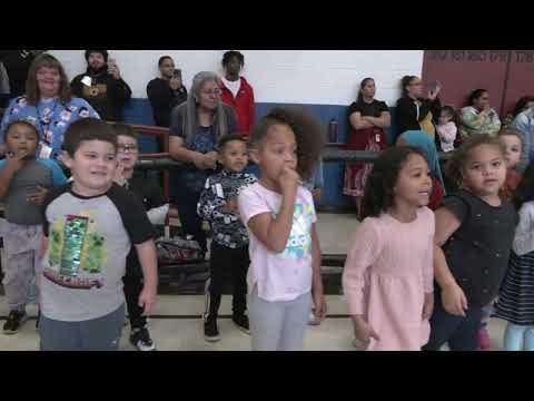 Stevan Dohanos Elementary School performs "Vivir Mi Vida"