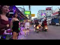 4k Pattaya Soi Buakhao mit Motorbike, Scooter am Abend. Thailand