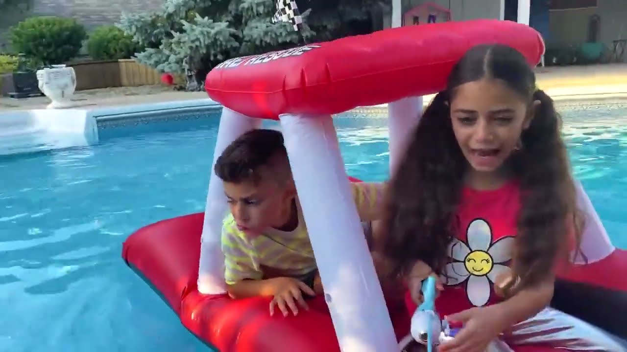 Heidi dan Zidane bayi menemukan harta karun di kolam renang