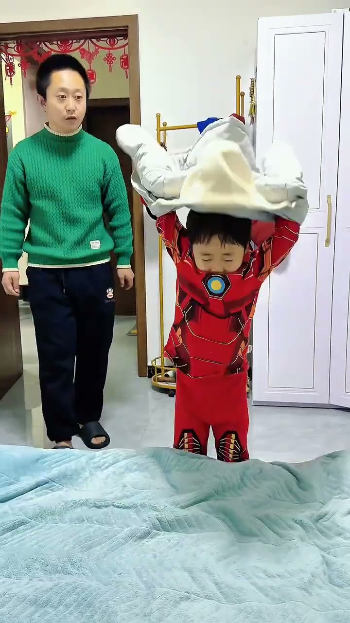 儿子新学的穿衣方式，爸爸都看呆了！#Cute baby#Cute#呆萌小米宝#聪明宝宝#萌娃