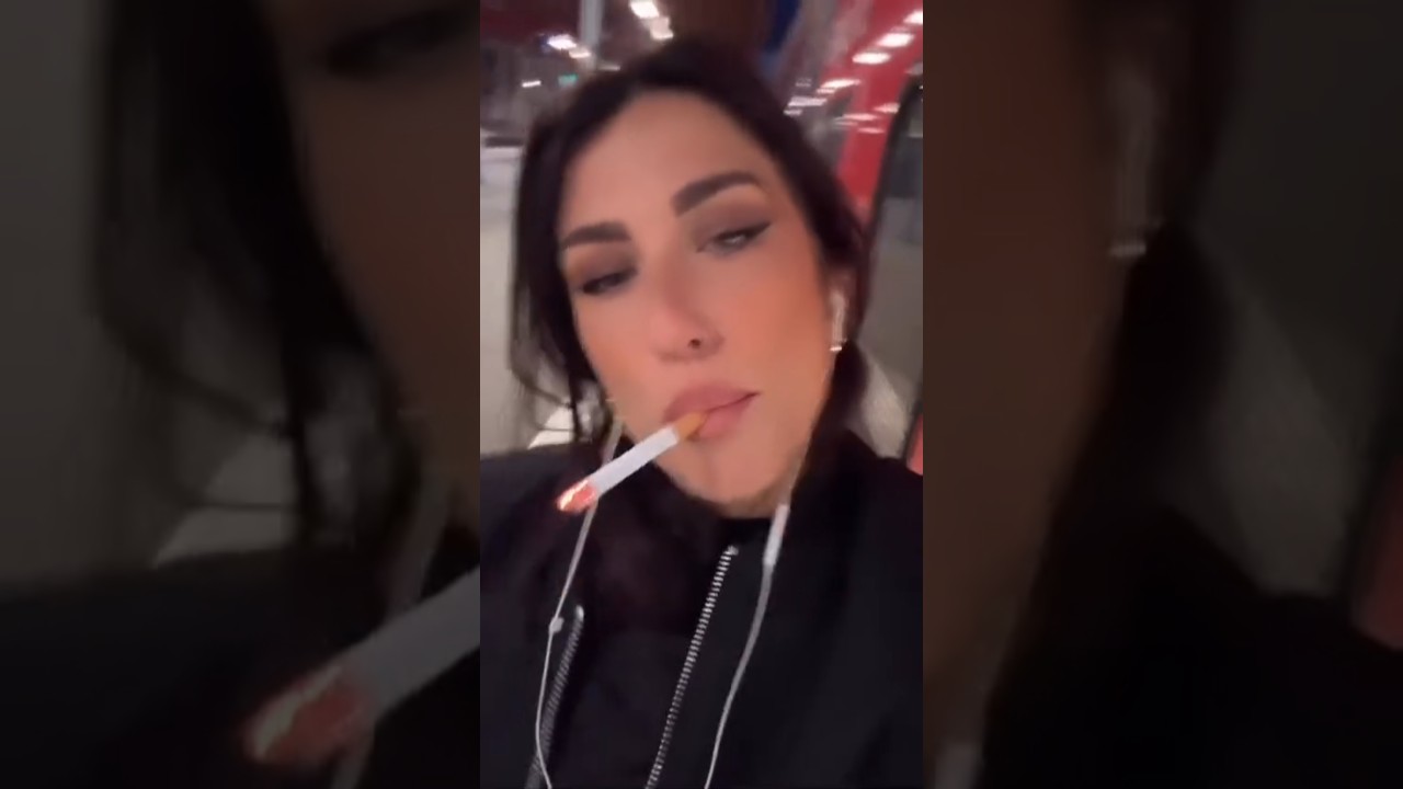 Virul Attitude Girls Smoking 💔💔🚭🚭🚭🚬🚬🚭🚭🚭 