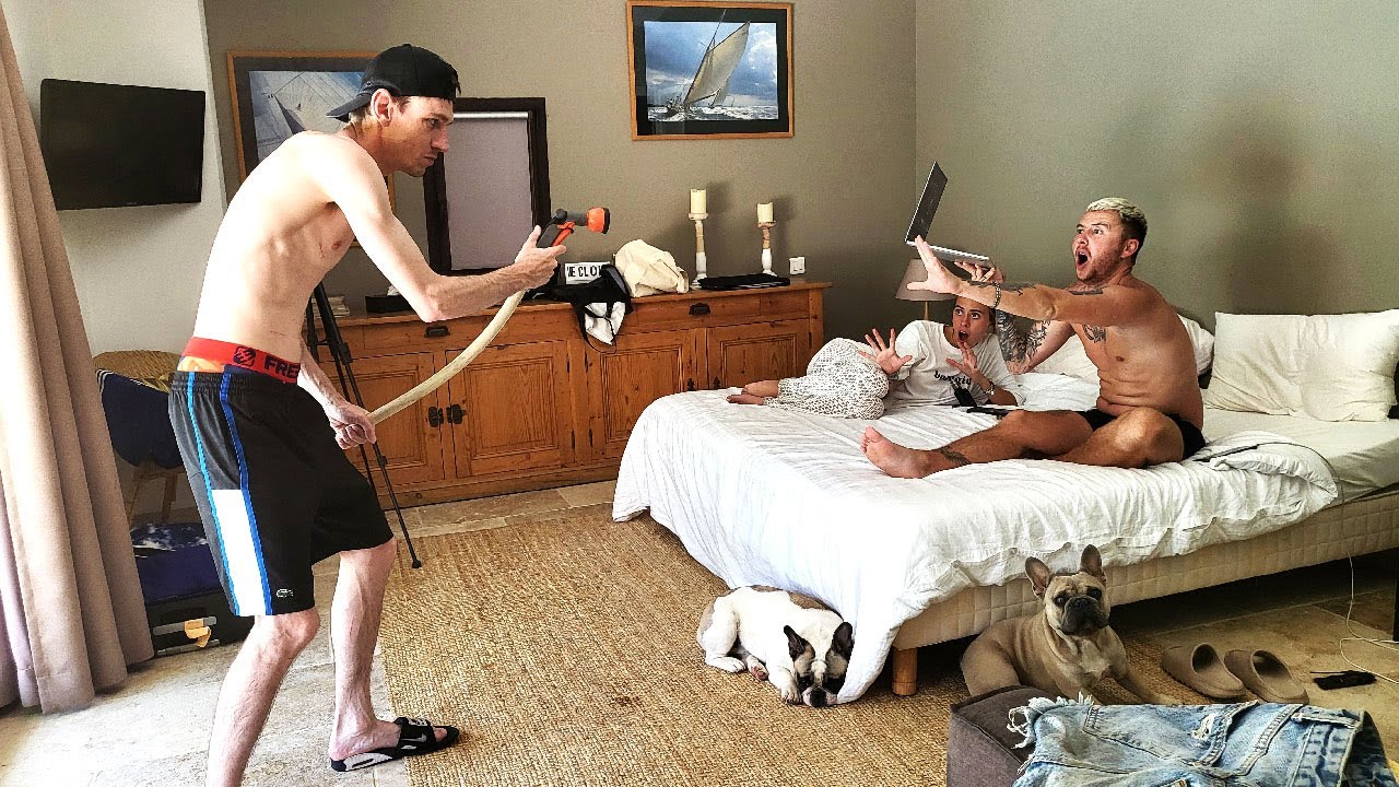 JE M'INTRODUIS DANS LA CHAMBRE DE 