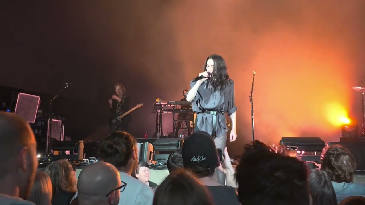 St. Vincent w/ "New York" at Stage AE in Pittsurgh on Sunday, 04/13/25. Crowd surfing obligatory vid