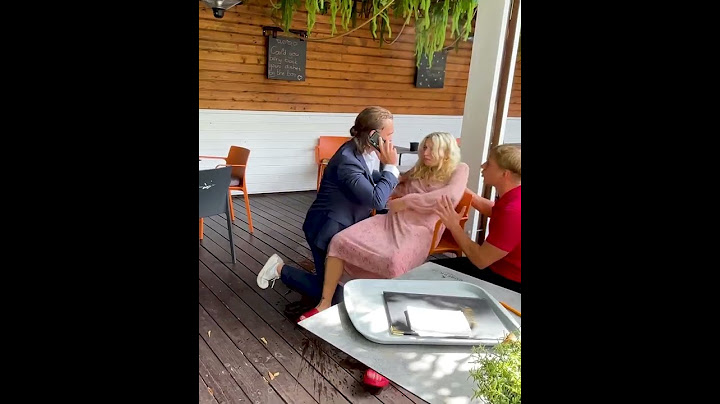 Kvinna som föder barn på en restaurang
