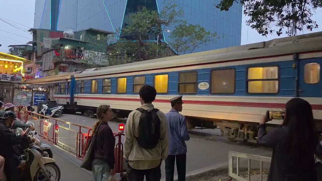 [19/2/2026 17h43]: D19E-926 kéo tàu SE34 vào ga Hà Nội