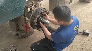 Mechanic guy; Replace the front axle drive shaft of the dump truck
