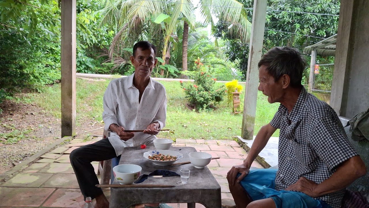 Anh em miền quê làm mồi đồng ruộng lai rai.