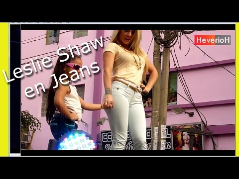 Desfile en GAMARRA Leslie Shaw en sexy JEANS
