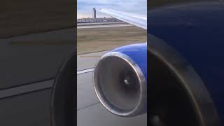 United 777-200 takeoff with amazing sound! #777 #united #boeing
